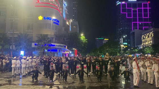 Hàng ngàn người dân xem biểu diễn nhạc kèn, diễu hành ở phố đi bộ Nguyễn Huệ ảnh 4