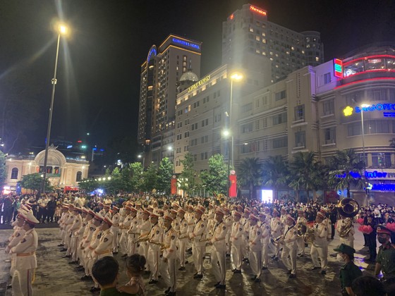 Hàng ngàn người dân xem biểu diễn nhạc kèn, diễu hành ở phố đi bộ Nguyễn Huệ ảnh 5