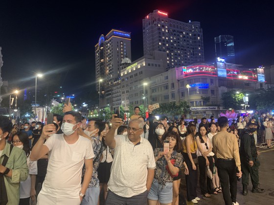 Hàng ngàn người dân xem biểu diễn nhạc kèn, diễu hành ở phố đi bộ Nguyễn Huệ ảnh 11