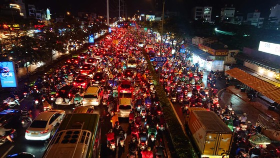 Hàng ngàn phương tiện ùn ứ kéo dài trên đại lộ Phạm Văn Đồng  ảnh 1
