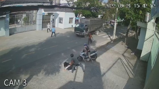 TPHCM: Bắt 2 kẻ cướp giật điện thoại của nữ sinh ảnh 2