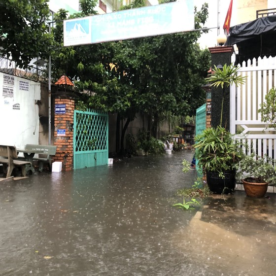 Nhiều tuyến đường ngập nặng trong cơn mưa lớn chiều nay ở TPHCM ảnh 4