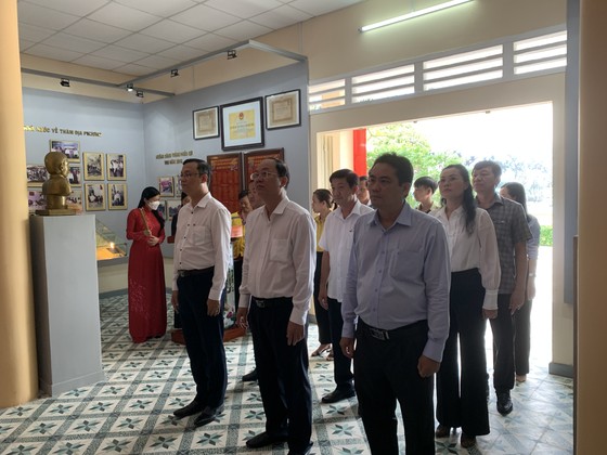 Phó Bí thư Thành ủy TPHCM Nguyễn Hồ Hải dâng hương di tích lịch sử ở huyện Hóc Môn ảnh 3
