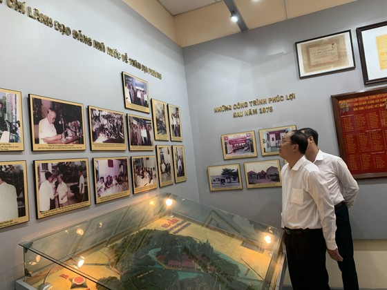 Phó Bí thư Thành ủy TPHCM Nguyễn Hồ Hải dâng hương di tích lịch sử ở huyện Hóc Môn ảnh 6