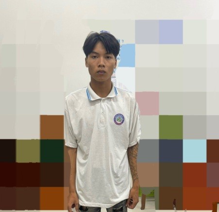 Bắt 2 đối tượng dùng xăng phóng hỏa đốt xe ô tô ở huyện Bình Chánh ảnh 1