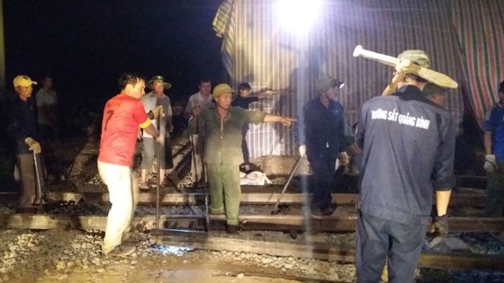 4 chuyến tàu gặp sự cố đâm máy xúc đã về đến ga Hà Nội sau 14 giờ chậm trễ ảnh 2