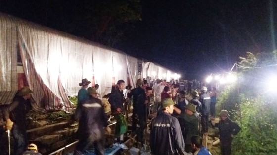 4 chuyến tàu gặp sự cố đâm máy xúc đã về đến ga Hà Nội sau 14 giờ chậm trễ ảnh 1