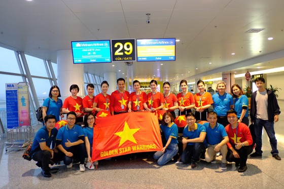 Hàng trăm CĐV bay sang Dubai cổ vũ đội tuyển Việt Nam trong trận tứ kết Asian Cup 2019 ảnh 2