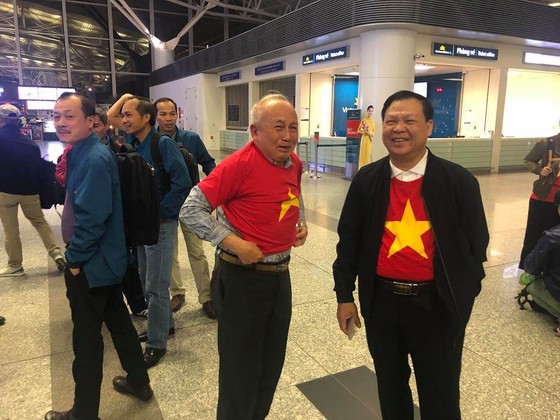 Hàng trăm CĐV bay sang Dubai cổ vũ đội tuyển Việt Nam trong trận tứ kết Asian Cup 2019 ảnh 4