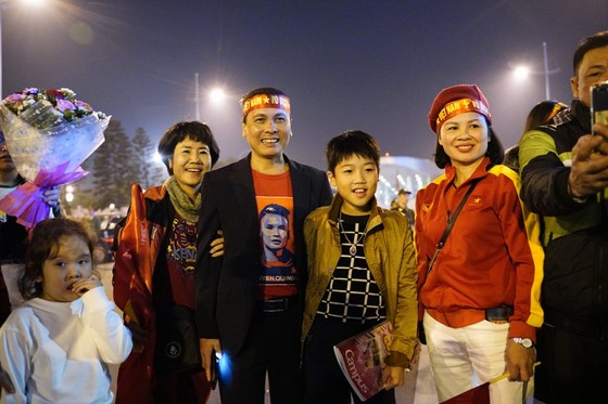 Các cầu thủ U22 và đội tuyển nữ Việt Nam rời sân bay Nội Bài đến diện kiến Thủ tướng ảnh 10