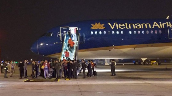 Các cầu thủ U22 và đội tuyển nữ Việt Nam rời sân bay Nội Bài đến diện kiến Thủ tướng ảnh 5