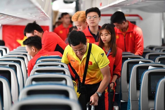 Các cầu thủ U22 và đội tuyển nữ Việt Nam rời sân bay Nội Bài đến diện kiến Thủ tướng ảnh 15