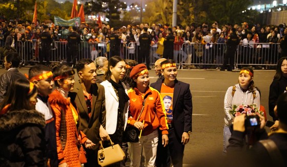 Các cầu thủ U22 và đội tuyển nữ Việt Nam rời sân bay Nội Bài đến diện kiến Thủ tướng ảnh 12