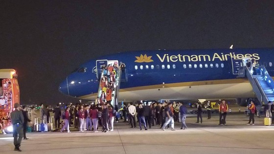 Các cầu thủ U22 và đội tuyển nữ Việt Nam rời sân bay Nội Bài đến diện kiến Thủ tướng ảnh 4