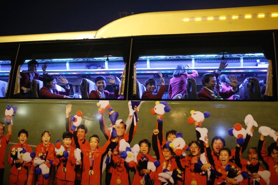 Các cầu thủ U22 và đội tuyển nữ Việt Nam rời sân bay Nội Bài đến diện kiến Thủ tướng ảnh 7
