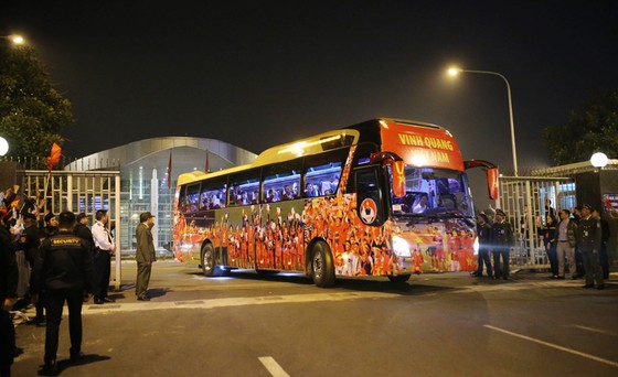 Các cầu thủ U22 và đội tuyển nữ Việt Nam rời sân bay Nội Bài đến diện kiến Thủ tướng ảnh 8