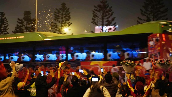 Các cầu thủ U22 và đội tuyển nữ Việt Nam rời sân bay Nội Bài đến diện kiến Thủ tướng ảnh 9