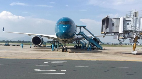 Chuyến bay chở 219 người Việt từ Guinea Xích đạo đã hạ cánh xuống sân bay Nội Bài ảnh 1