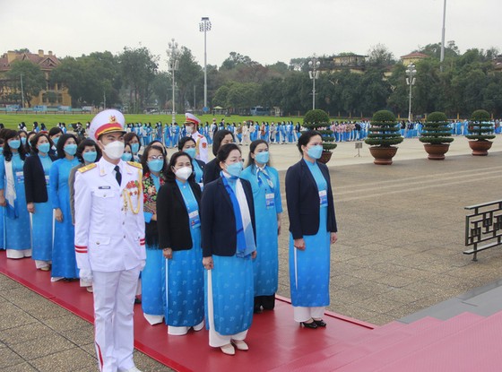 Khai mạc Đại hội đại biểu phụ nữ toàn quốc lần thứ XIII: Đoàn đại biểu dự đại hội vào Lăng viếng Chủ tịch Hồ Chí Minh ảnh 2