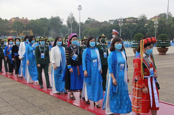 Khai mạc Đại hội đại biểu phụ nữ toàn quốc lần thứ XIII: Đoàn đại biểu dự đại hội vào Lăng viếng Chủ tịch Hồ Chí Minh ảnh 3