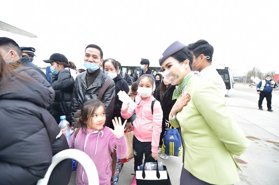 Chuyến bay thứ 2 đón gần 300 công dân Việt Nam từ Ukraine về nước vừa hạ cánh tại Nội Bài ảnh 2