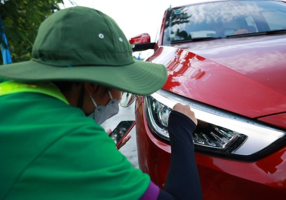 Nhiều xe chưa dán thẻ trong ngày đầu chỉ thu phí không dừng trên cao tốc ảnh 1