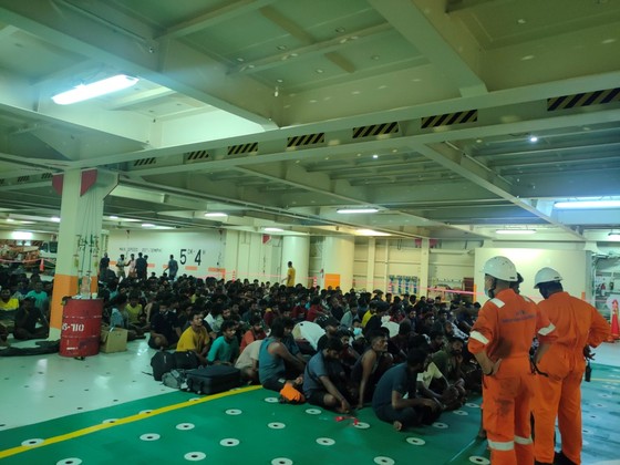 Cứu sống hơn 300 người trên tàu nước ngoài bị sự cố ngoài khơi gần biển Vũng Tàu ảnh 1