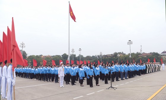 Đoàn đại biểu dự Đại hội đại biểu toàn quốc Đoàn TNCS Hồ Chí Minh lần thứ XII báo công dâng Bác ảnh 2