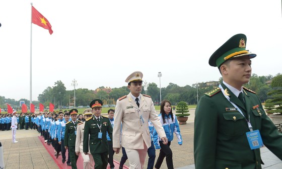 Đoàn đại biểu dự Đại hội đại biểu toàn quốc Đoàn TNCS Hồ Chí Minh lần thứ XII báo công dâng Bác ảnh 1