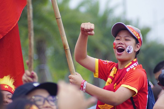 Hàng ngàn người hâm mộ đổ ra đường đón Đoàn thể thao Việt Nam ảnh 27