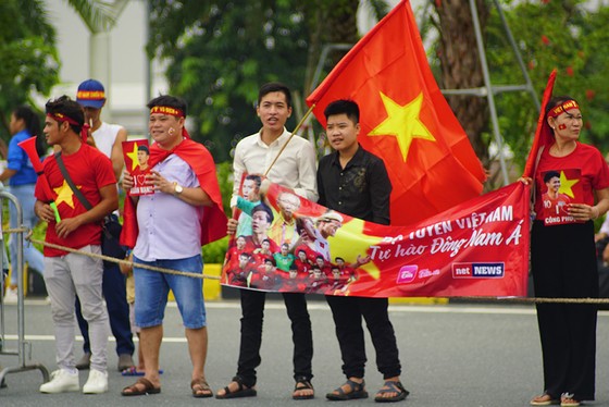 Hàng ngàn người hâm mộ đổ ra đường đón Đoàn thể thao Việt Nam ảnh 24