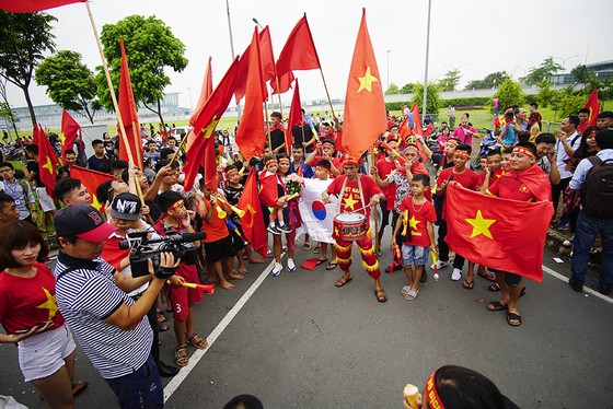 Hàng ngàn người hâm mộ đổ ra đường đón Đoàn thể thao Việt Nam ảnh 31