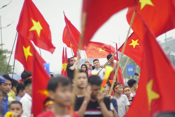 Hàng ngàn người hâm mộ đổ ra đường đón Đoàn thể thao Việt Nam ảnh 39