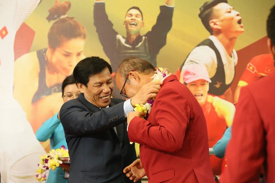 Hàng ngàn người hâm mộ đổ ra đường đón Đoàn thể thao Việt Nam ảnh 10