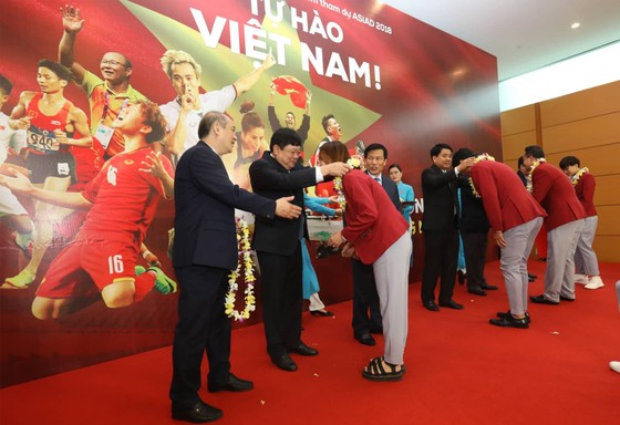 Hàng ngàn người hâm mộ đổ ra đường đón Đoàn thể thao Việt Nam ảnh 9