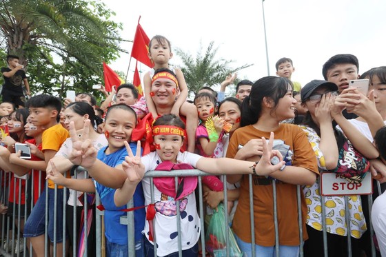 Hàng ngàn người hâm mộ đổ ra đường đón Đoàn thể thao Việt Nam ảnh 43