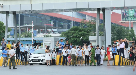 Hàng ngàn người hâm mộ đổ ra đường đón Đoàn thể thao Việt Nam ảnh 40