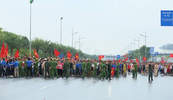 Hàng ngàn người hâm mộ đổ ra đường đón Đoàn thể thao Việt Nam ảnh 17