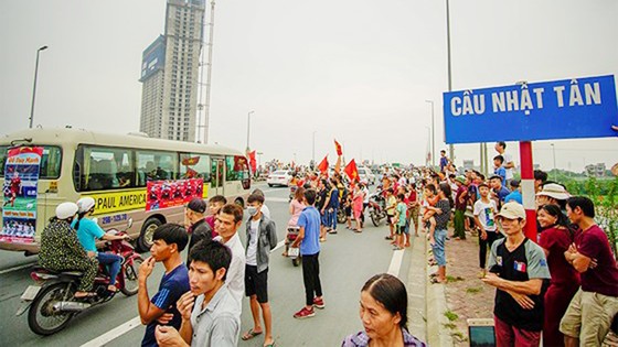 Không được nhìn thấy các tuyển thủ, người hâm mộ hụt hẫng rời sân bay ảnh 10