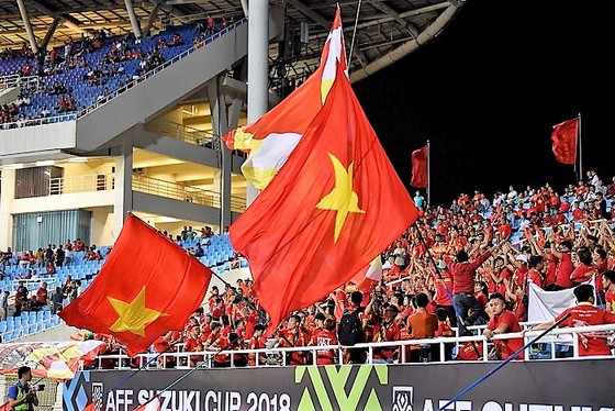 Cổ động viên hâm nóng SVĐ Mỹ Đình trước giờ bóng lăn ảnh 4