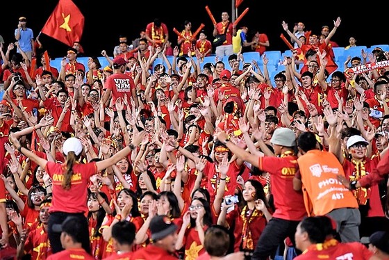 Cổ động viên hâm nóng SVĐ Mỹ Đình trước giờ bóng lăn ảnh 5