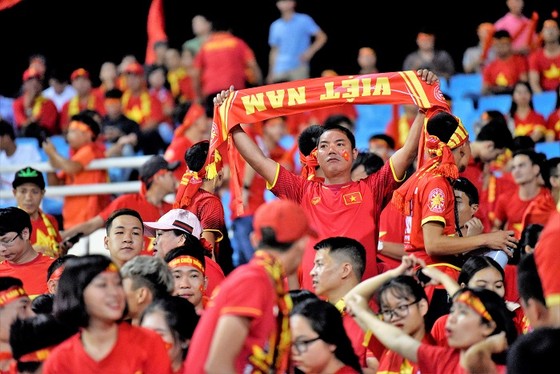 Cổ động viên hâm nóng SVĐ Mỹ Đình trước giờ bóng lăn ảnh 6
