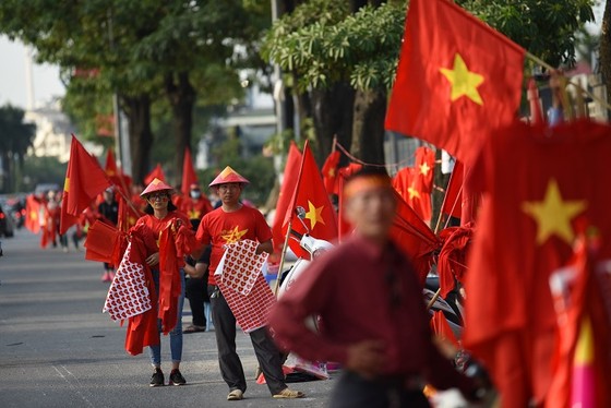 Cổ động viên hâm nóng SVĐ Mỹ Đình trước giờ bóng lăn ảnh 2