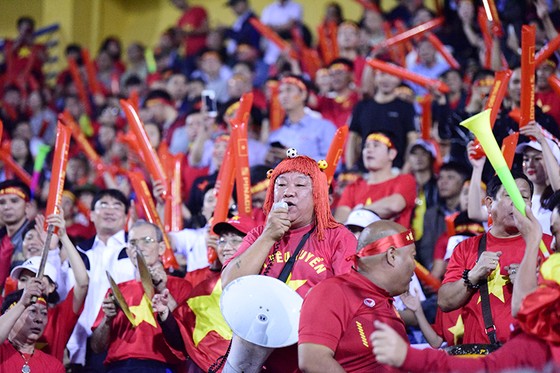 CĐV Việt Nam tin vào chiến thắng đậm trước Campuchia ảnh 6