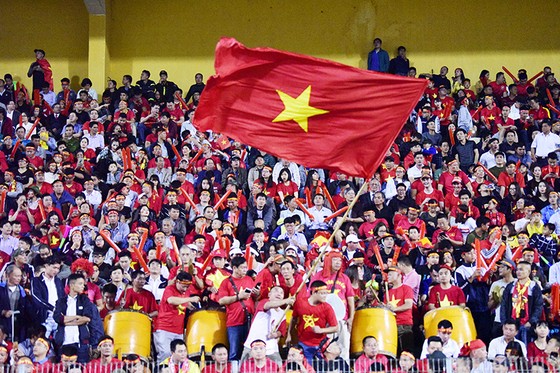 CĐV Việt Nam tin vào chiến thắng đậm trước Campuchia ảnh 9