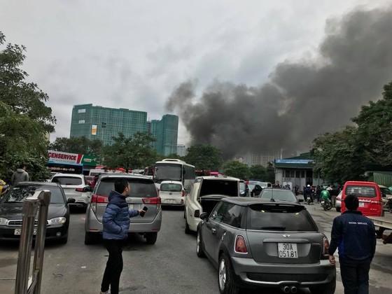 Cháy gara ô tô gần trụ sở VFF, nhiều người hoảng loạn ảnh 2