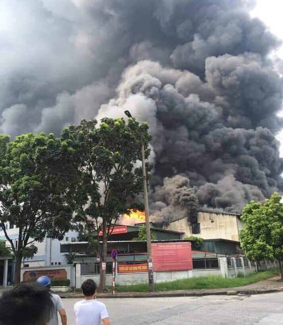 Cháy lớn tại nhà máy cạnh siêu thị Aeon Mall Long Biên ảnh 1
