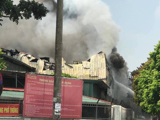 Cháy lớn tại nhà máy cạnh siêu thị Aeon Mall Long Biên ảnh 4