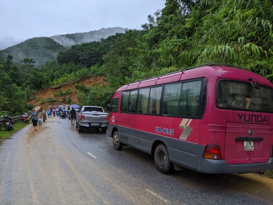 Quốc lộ 32 sạt lở, hàng trăm xe ô tô nối đuôi nhau nằm chờ ảnh 9