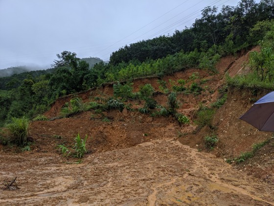 Quốc lộ 32 sạt lở, hàng trăm xe ô tô nối đuôi nhau nằm chờ ảnh 12